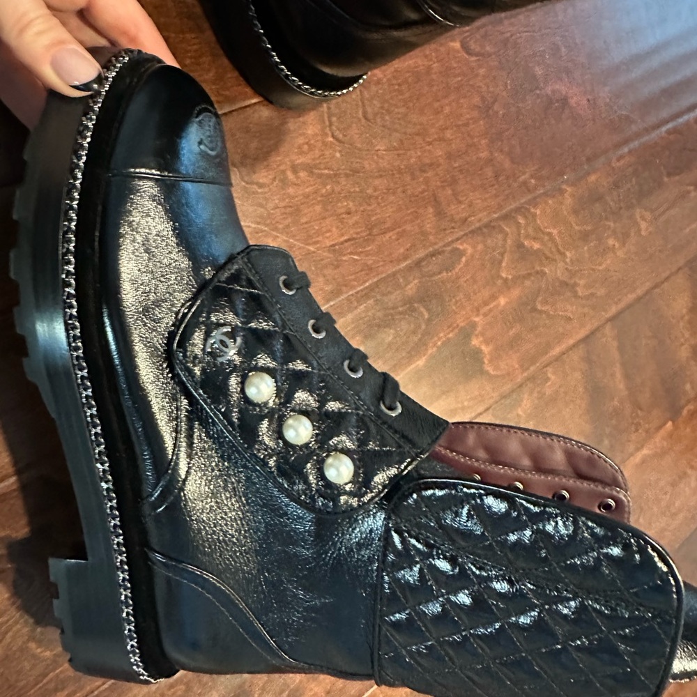 CHANEL Black Leather Boots w/ faux pearls - Picture 9 of 10